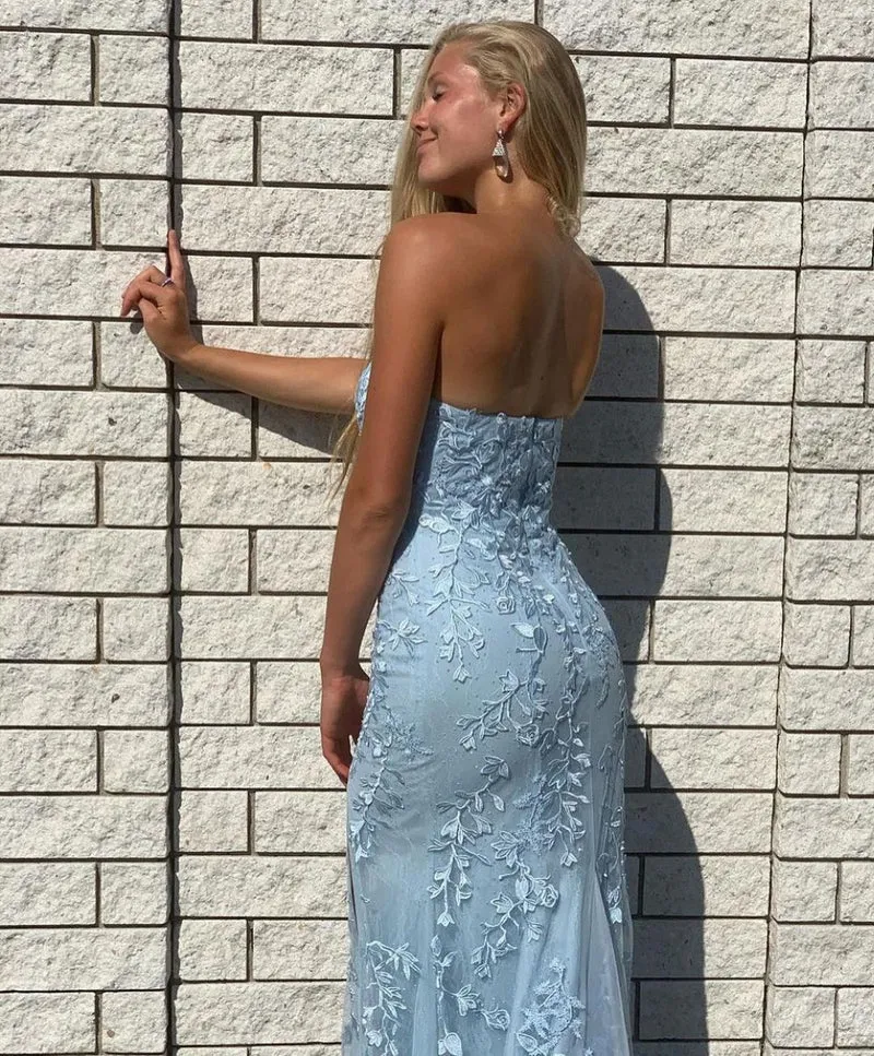 Robe de bal sirène bleu ciel élégante : sans manches, décolleté en cœur, fente haute