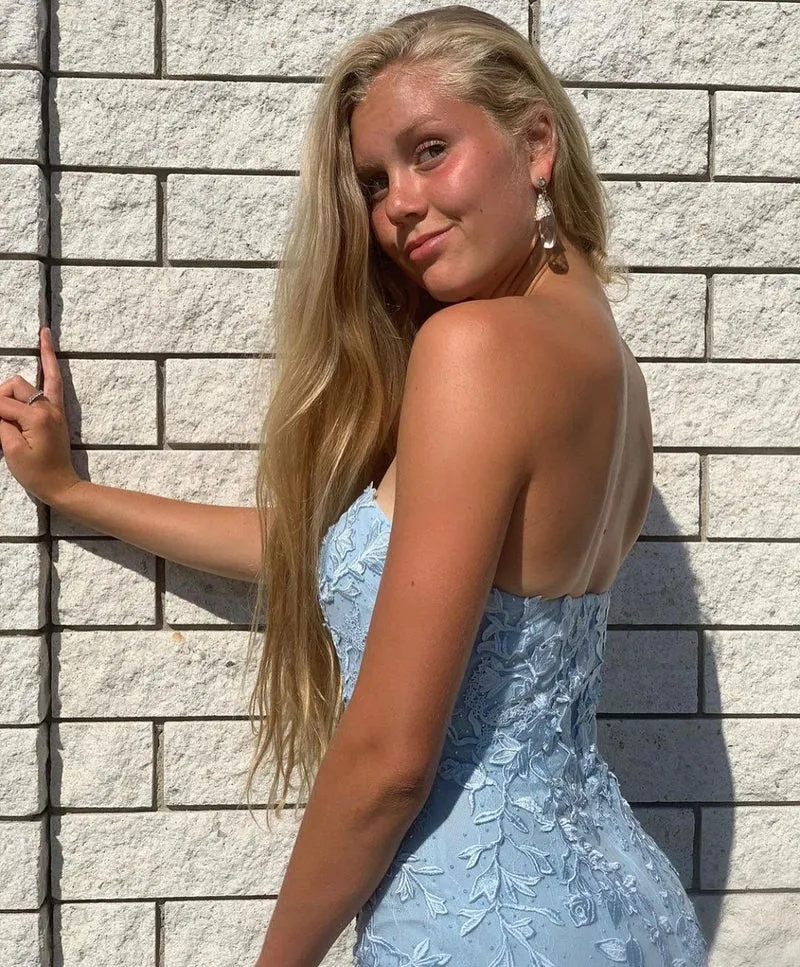 Robe de bal sirène bleu ciel élégante : sans manches, décolleté en cœur, fente haute