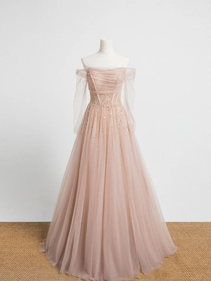 Robe de soirée longue en tulle rose champagne ornée de perles et soutien-gorge intégré