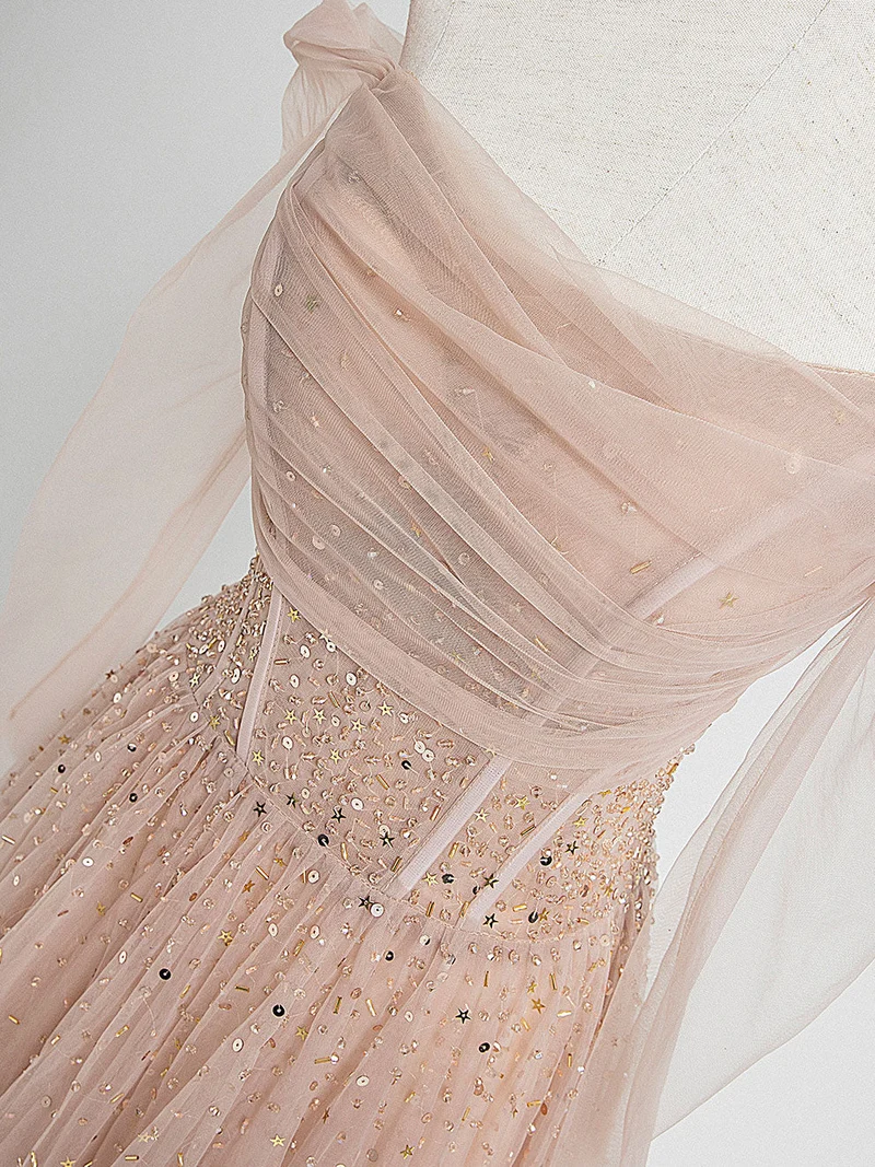 Robe de soirée longue en tulle rose champagne ornée de perles et soutien-gorge intégré