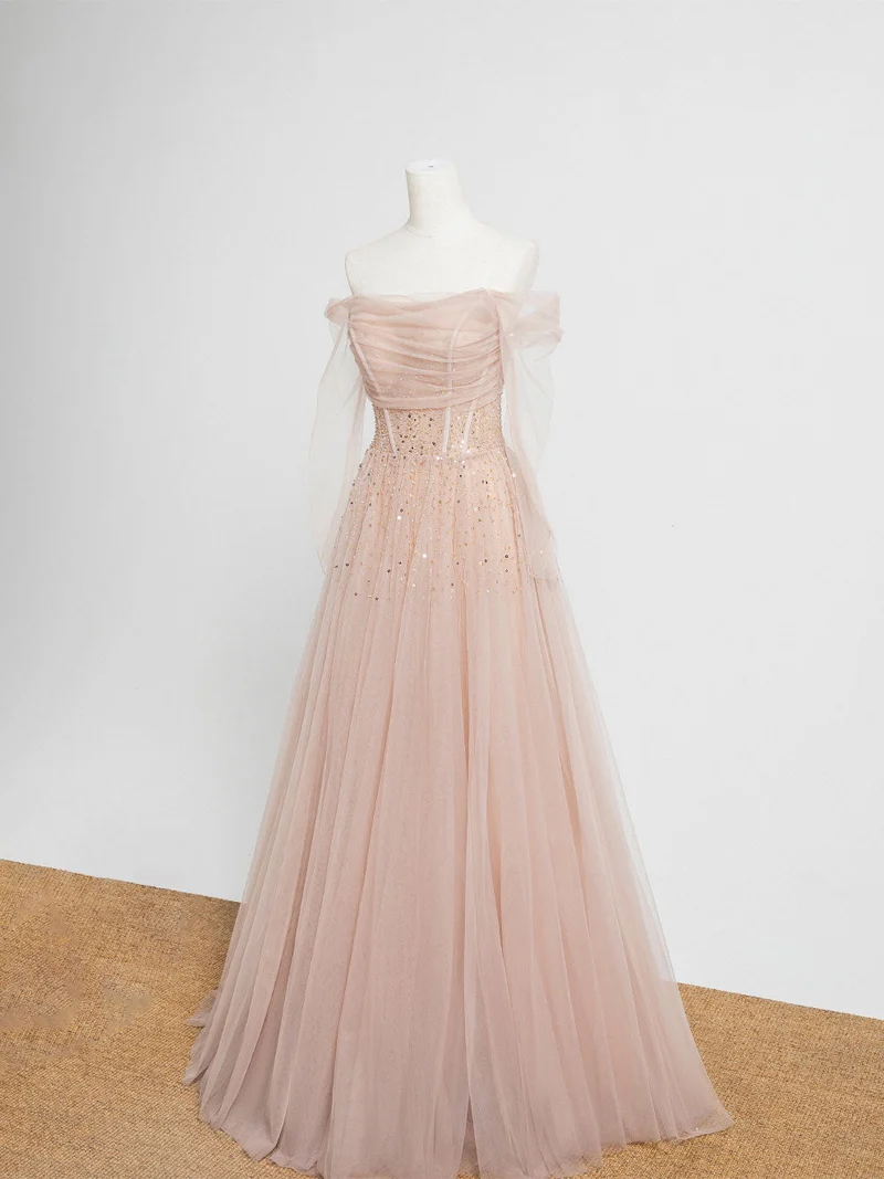 Robe de soirée longue en tulle rose champagne ornée de perles et soutien-gorge intégré
