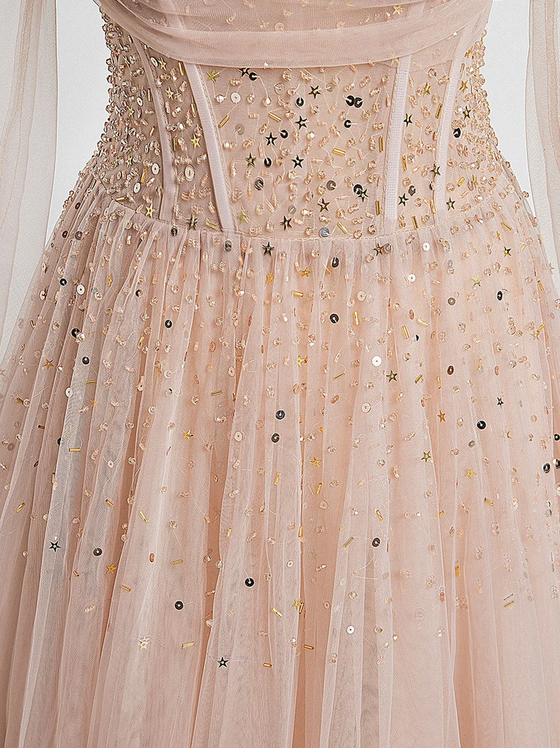 Robe de soirée longue en tulle rose champagne ornée de perles et soutien-gorge intégré