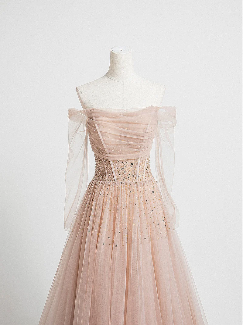 Robe de soirée longue en tulle rose champagne ornée de perles et soutien-gorge intégré