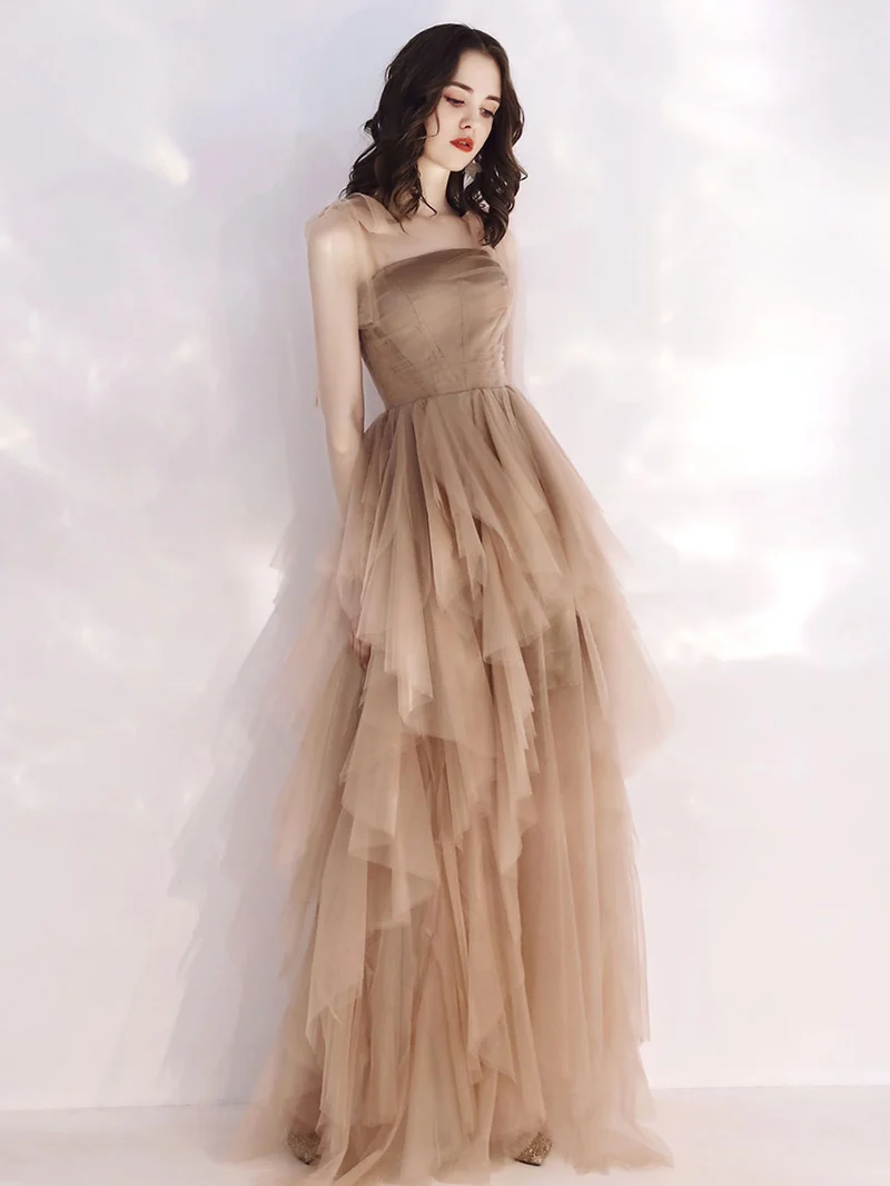 Robe de soirée longue et élégante en tulle champagne à la silhouette fluide