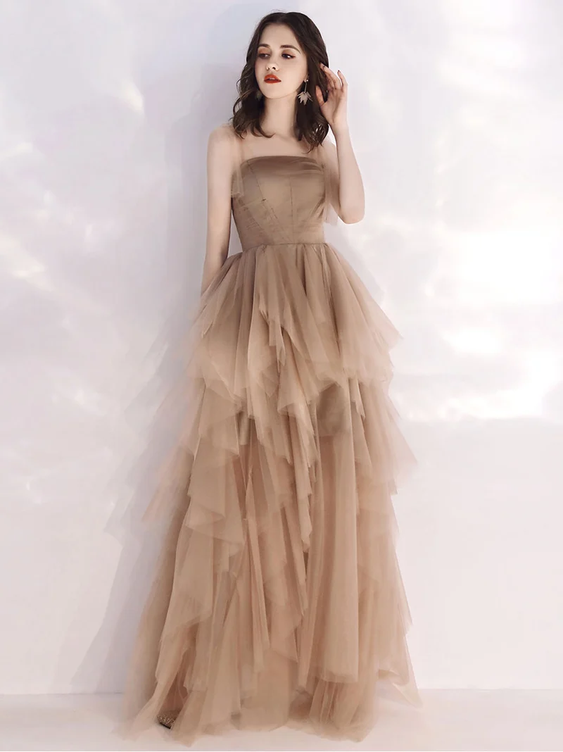 Robe de soirée longue et élégante en tulle champagne à la silhouette fluide