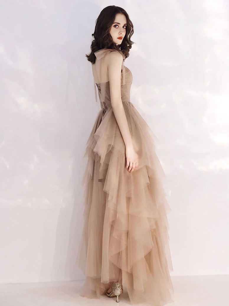 Robe de soirée longue et élégante en tulle champagne à la silhouette fluide
