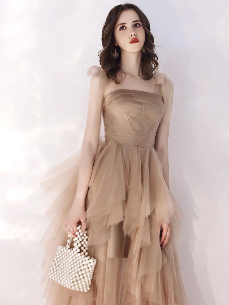 Robe de soirée longue et élégante en tulle champagne à la silhouette fluide