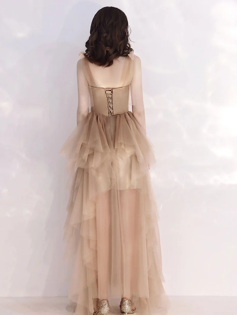 Robe de soirée longue et élégante en tulle champagne à la silhouette fluide