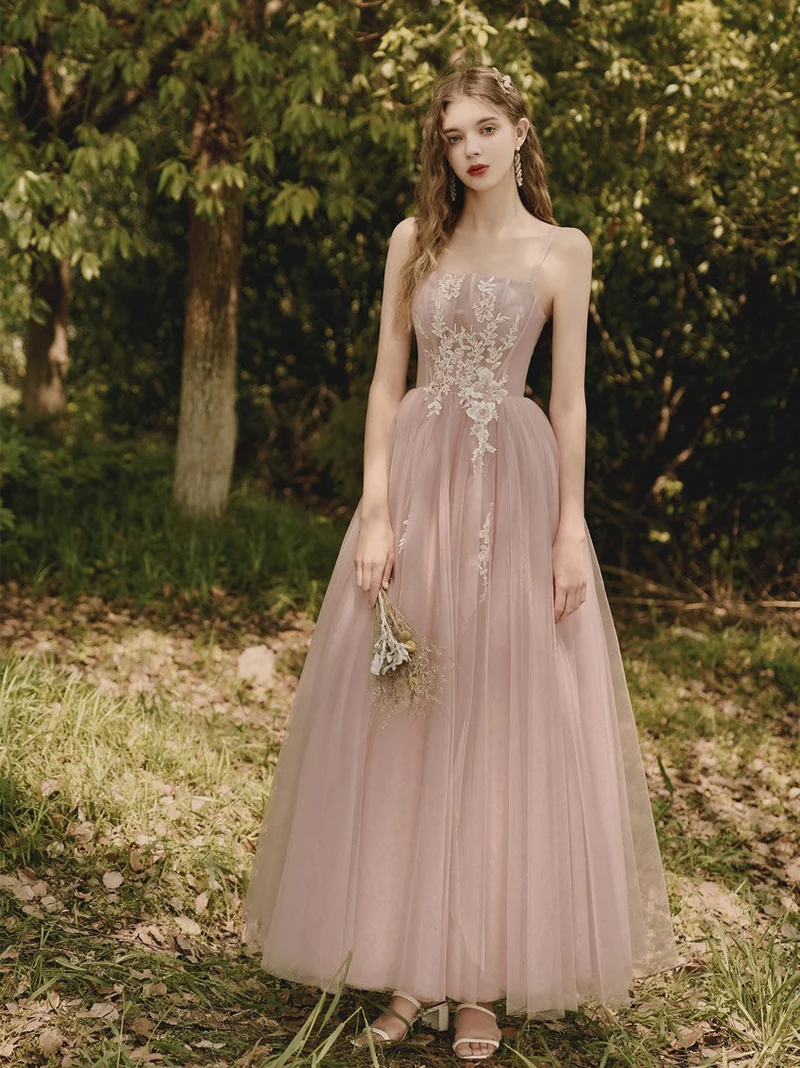 Robe de bal élégante en tulle rose et dentelle, longueur thé, avec détails délicats en paillettes