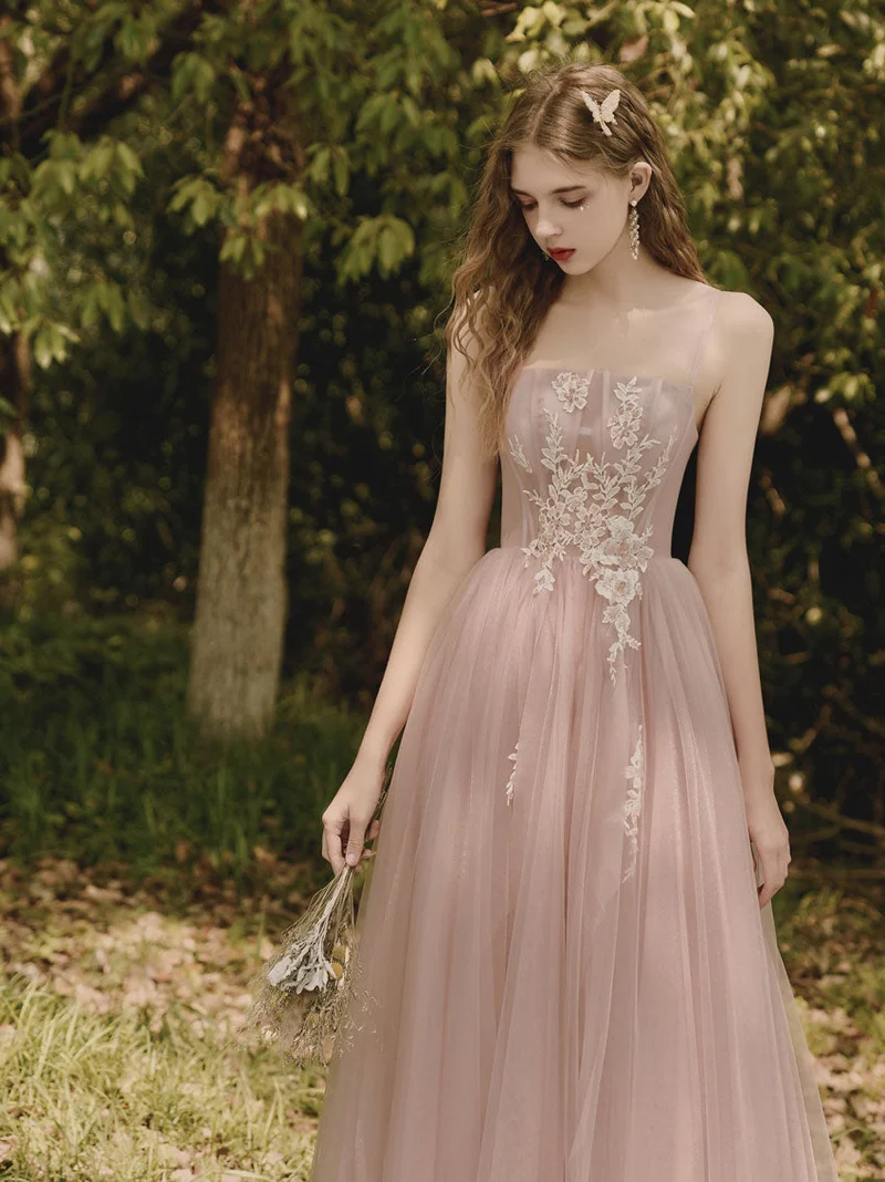 Robe de bal élégante en tulle rose et dentelle, longueur thé, avec détails délicats en paillettes