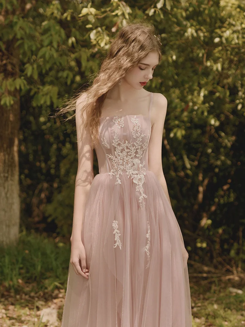Robe de bal élégante en tulle rose et dentelle, longueur thé, avec détails délicats en paillettes