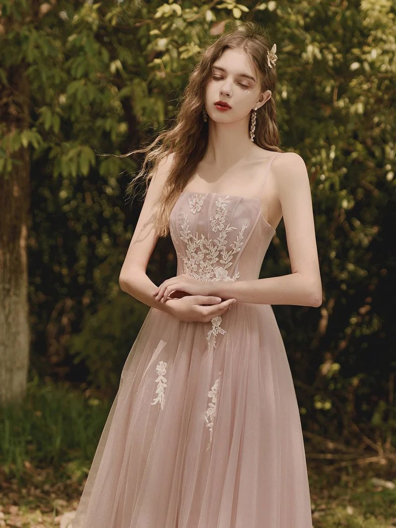 Robe de bal élégante en tulle rose et dentelle, longueur thé, avec détails délicats en paillettes