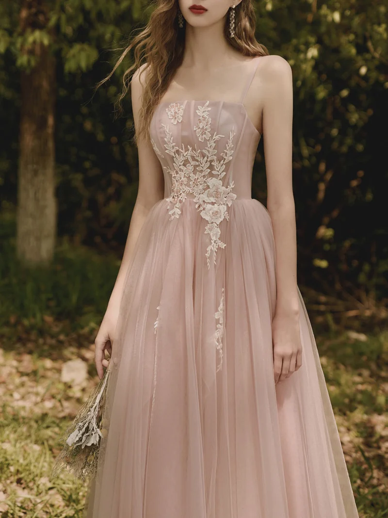 Robe de bal élégante en tulle rose et dentelle, longueur thé, avec détails délicats en paillettes
