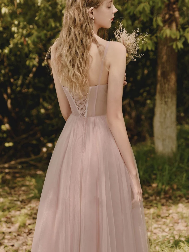 Robe de bal élégante en tulle rose et dentelle, longueur thé, avec détails délicats en paillettes