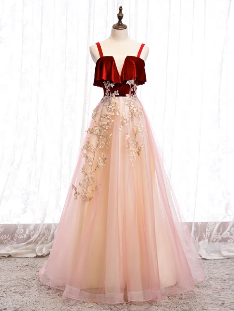 Robe de bal élégante bordeaux coupe trapèze en tulle et dentelle, longue et formelle