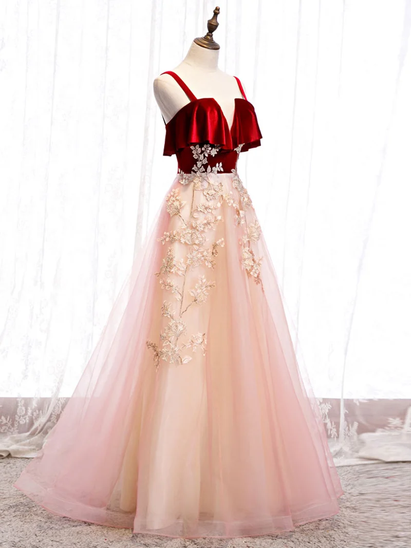 Robe de bal élégante bordeaux coupe trapèze en tulle et dentelle, longue et formelle