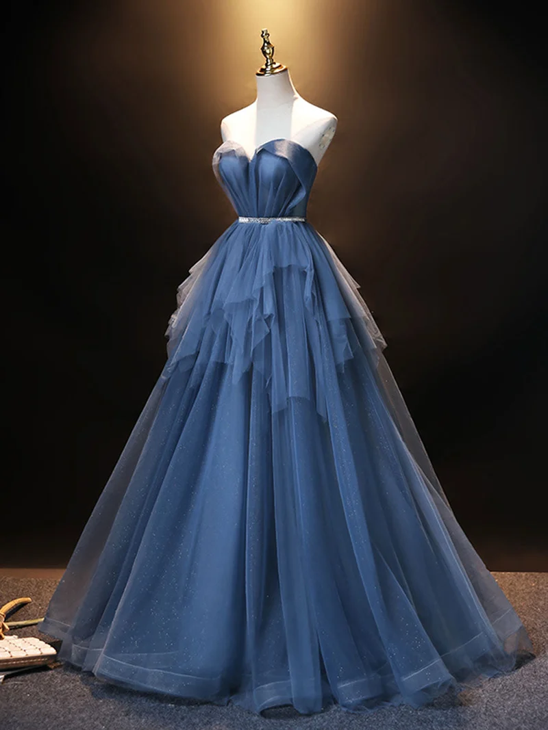 Robe de soirée longue en tulle bleu élégant avec décolleté en cœur et longueur au sol