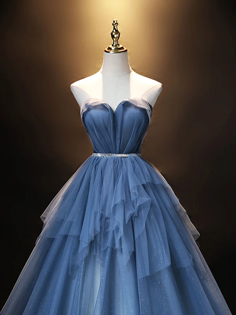 Robe de soirée longue en tulle bleu élégant avec décolleté en cœur et longueur au sol