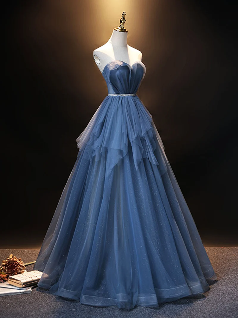 Robe de soirée longue en tulle bleu élégant avec décolleté en cœur et longueur au sol