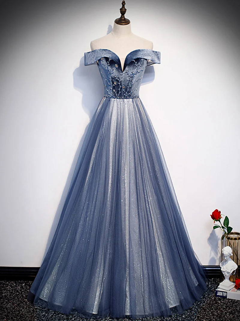 Robe de bal longue et élégante en tulle bleu, ornée de perles et de détails scintillants