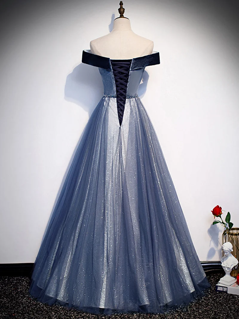 Robe de bal longue et élégante en tulle bleu, ornée de perles et de détails scintillants