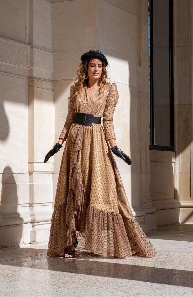 Robe beige à pois noir et asymétrie volantée