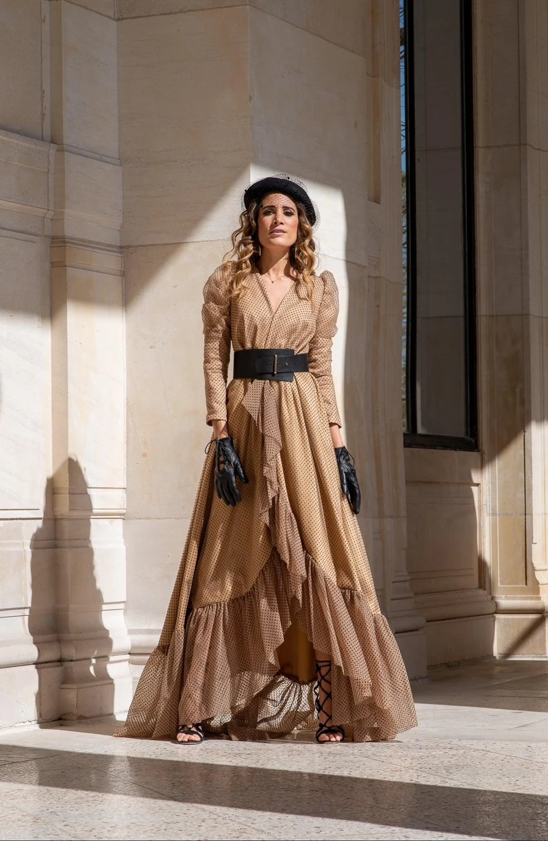 Robe beige à pois noir et asymétrie volantée