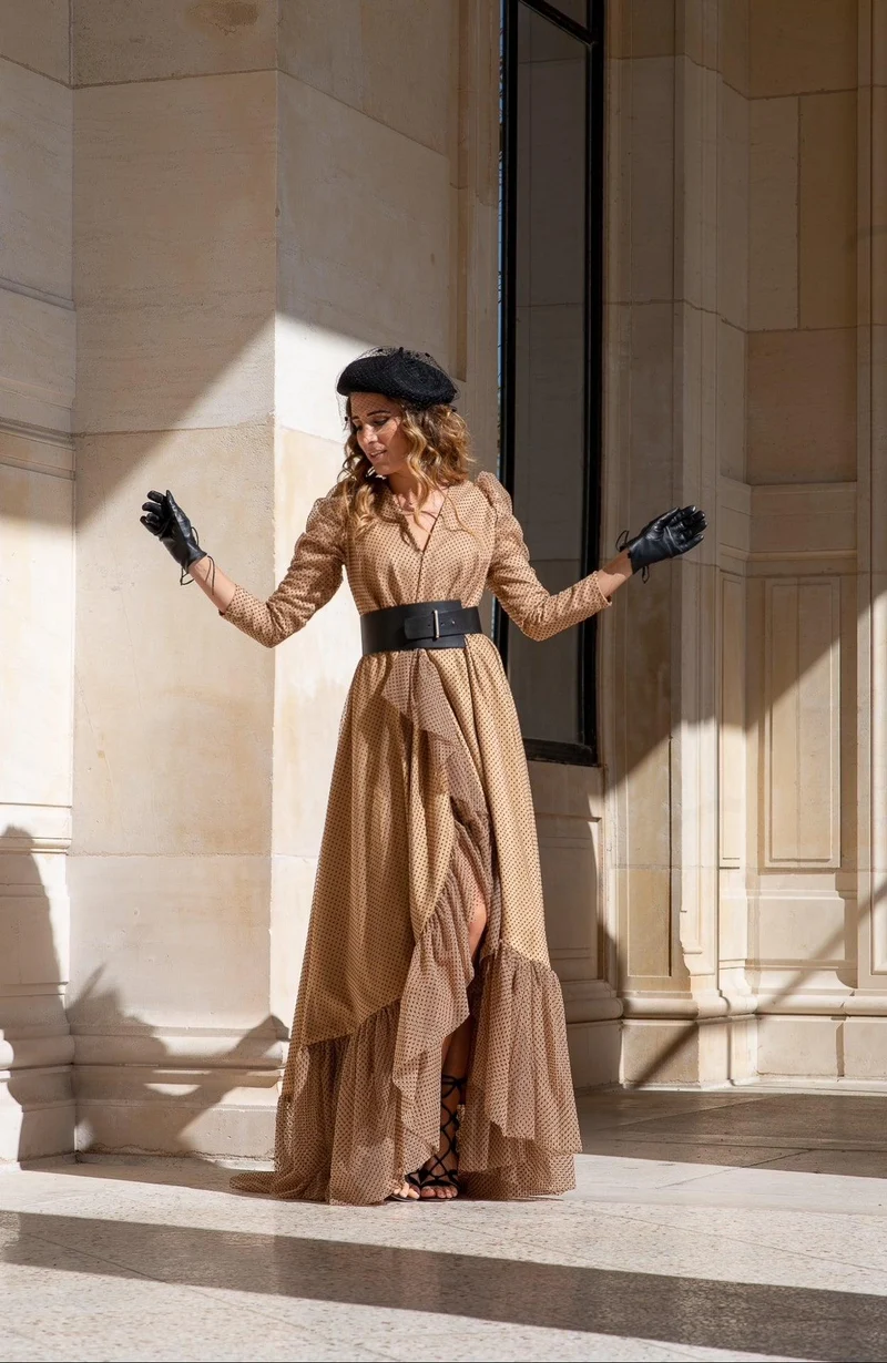 Robe beige à pois noir et asymétrie volantée