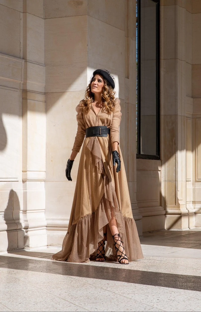 Robe beige à pois noir et asymétrie volantée