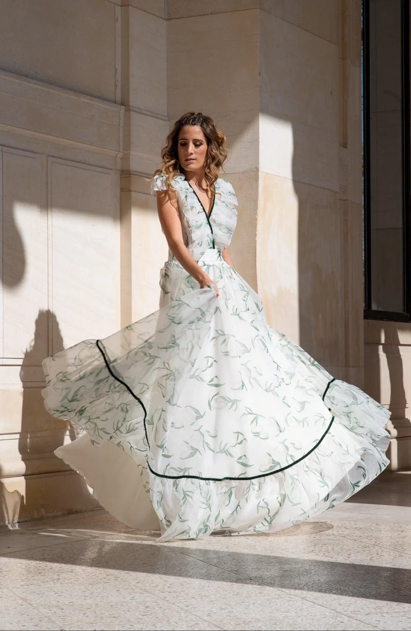 Robe blanche à détails fleurs vertes