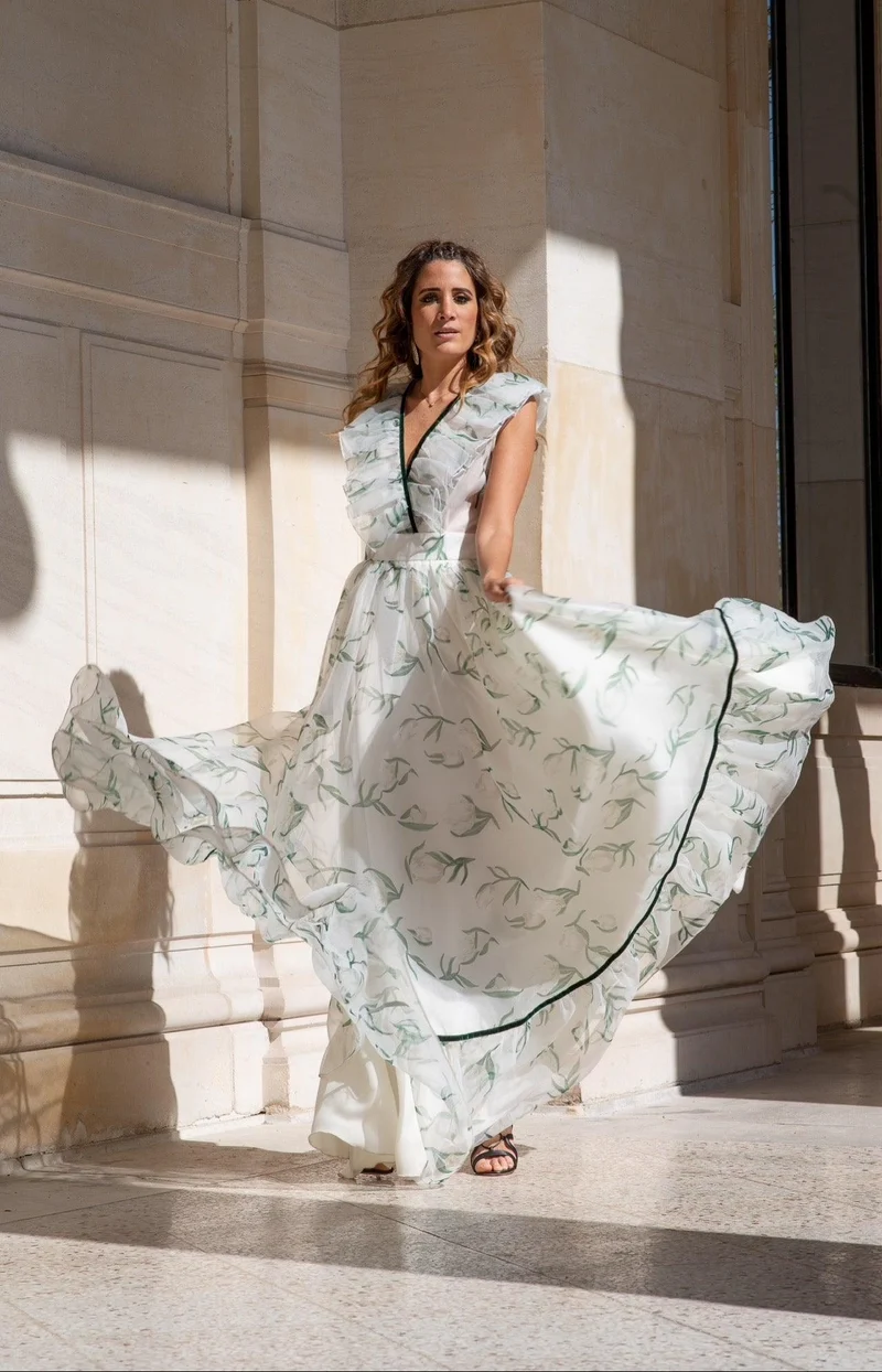 Robe blanche à détails fleurs vertes
