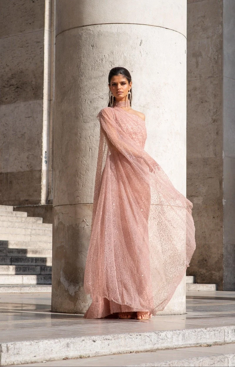 Robe longue du soir en sequins roses à manches cape