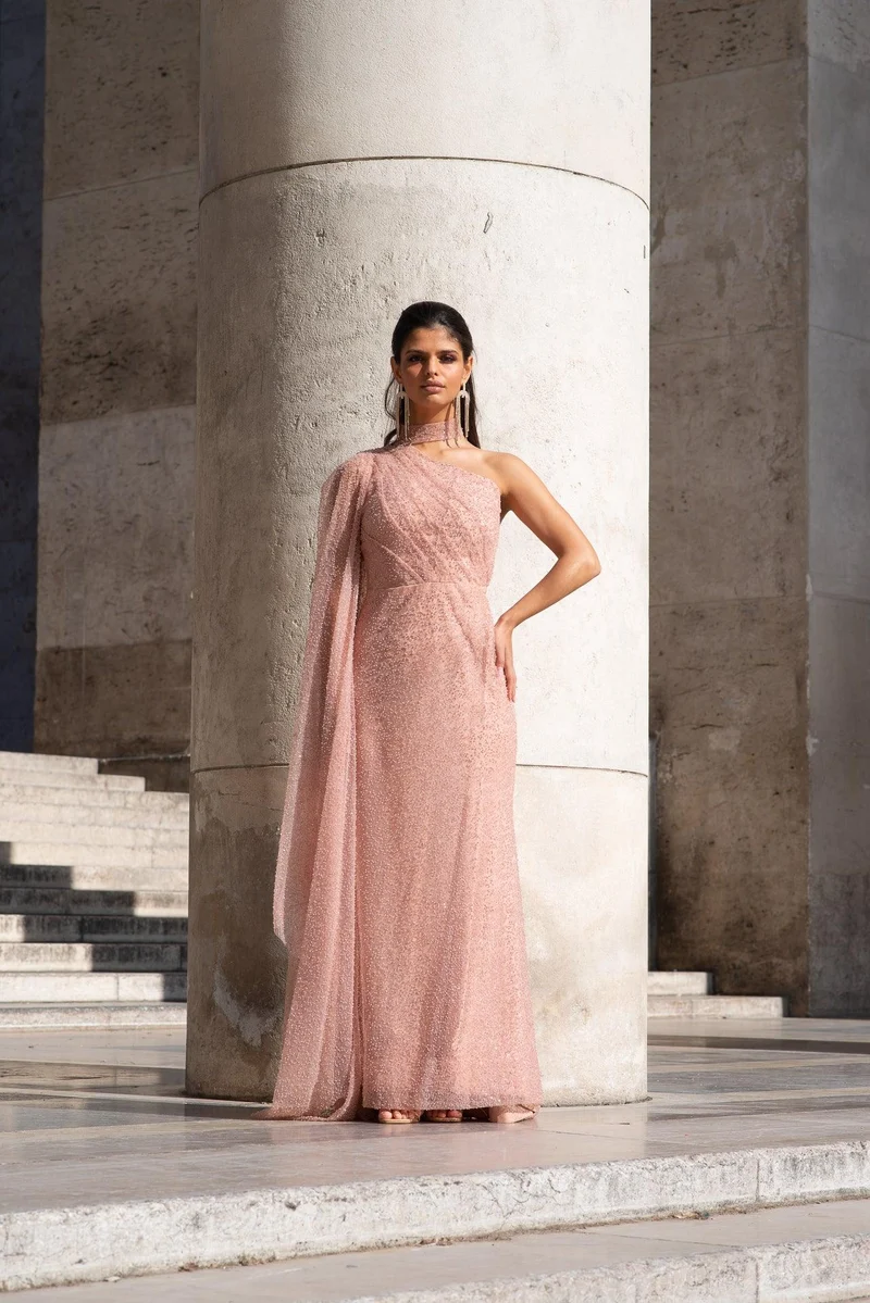 Robe longue du soir en sequins roses à manches cape