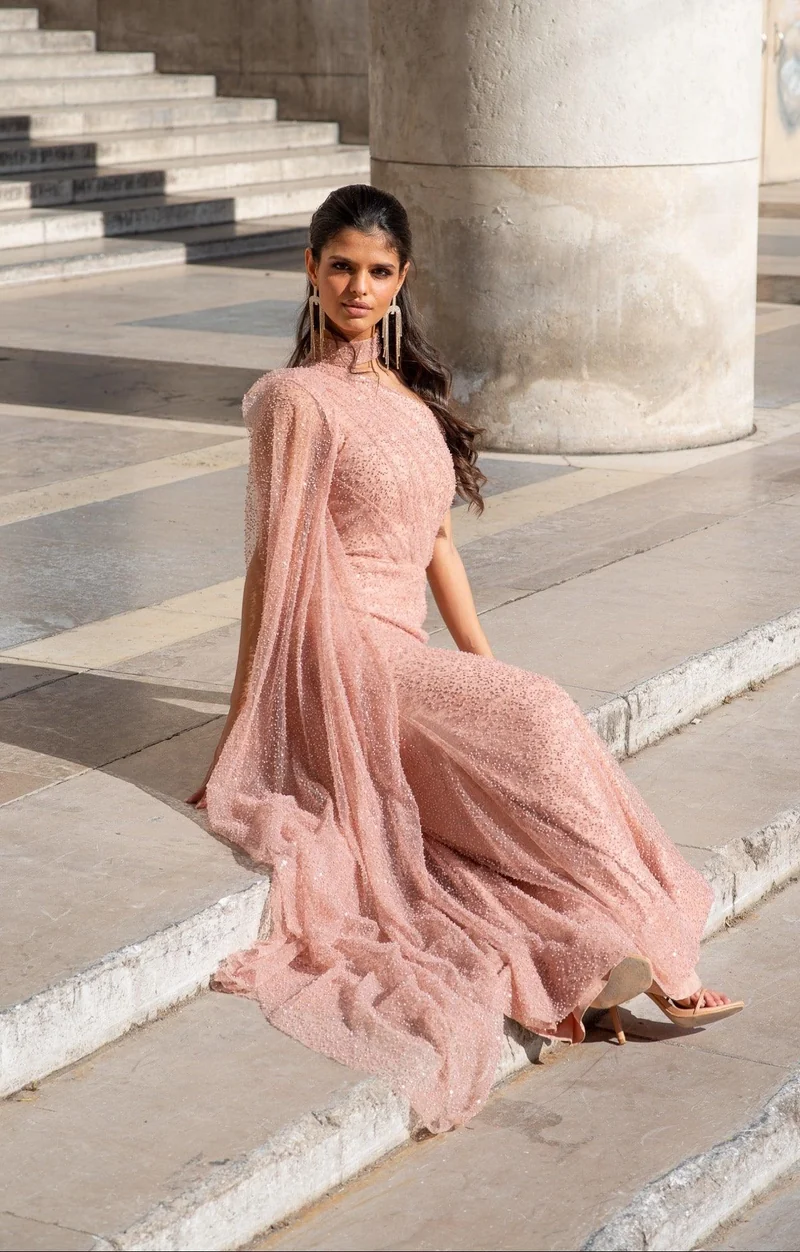Robe longue du soir en sequins roses à manches cape