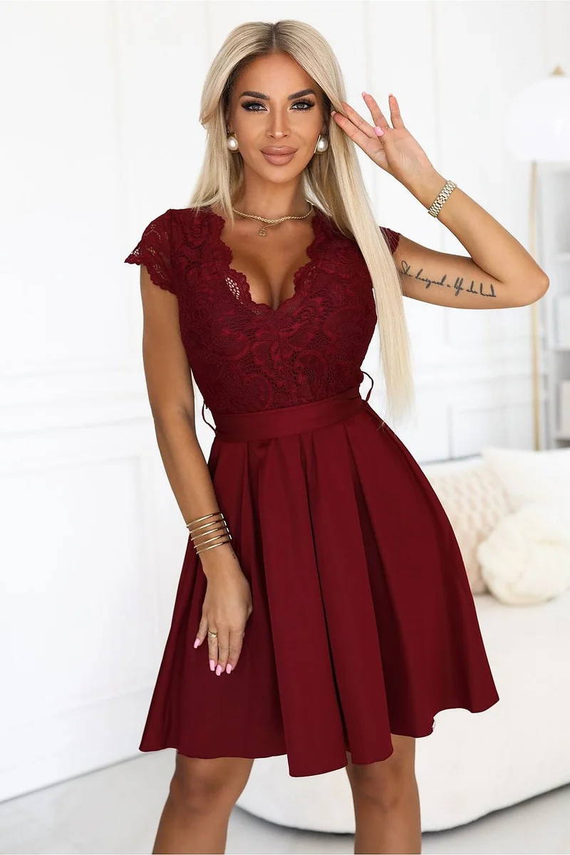 Robe de cocktail courte bordeaux haut dentelle
