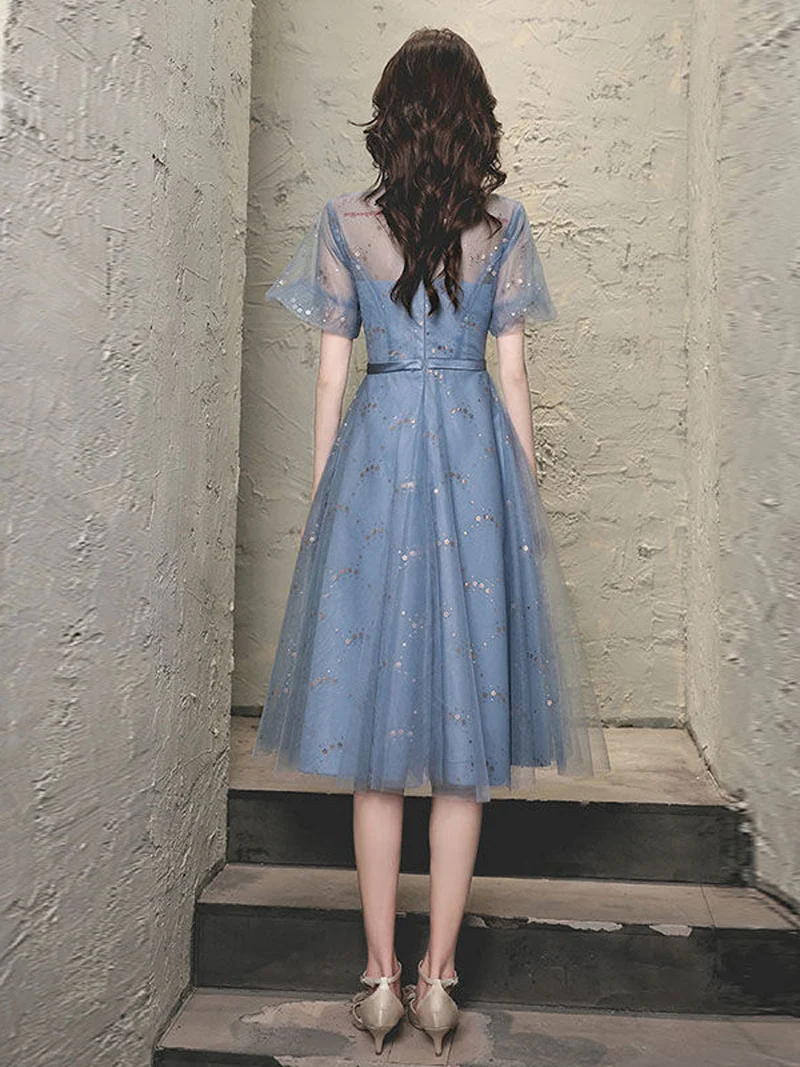 Robe de bal courte élégante en tulle bleu avec jupe bouffante