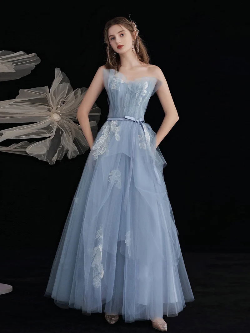 Robe de bal élégante en tulle bleu et dentelle, longueur thé, avec détails délicats