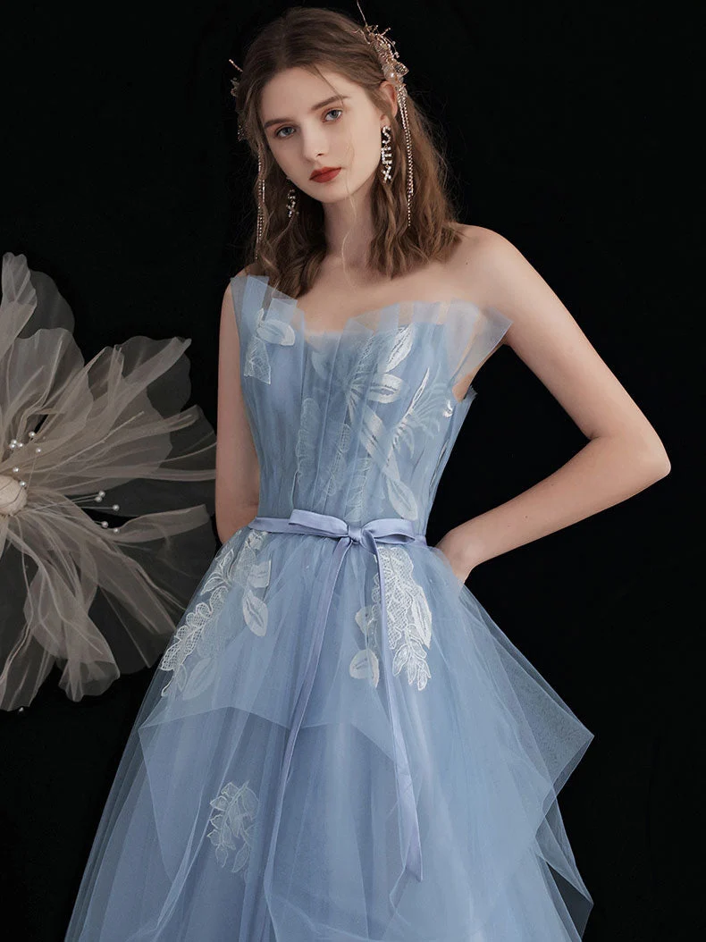 Robe de bal élégante en tulle bleu et dentelle, longueur thé, avec détails délicats