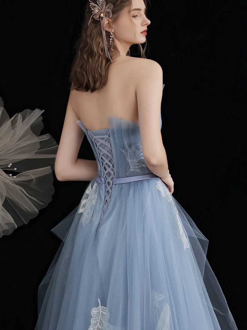 Robe de bal élégante en tulle bleu et dentelle, longueur thé, avec détails délicats