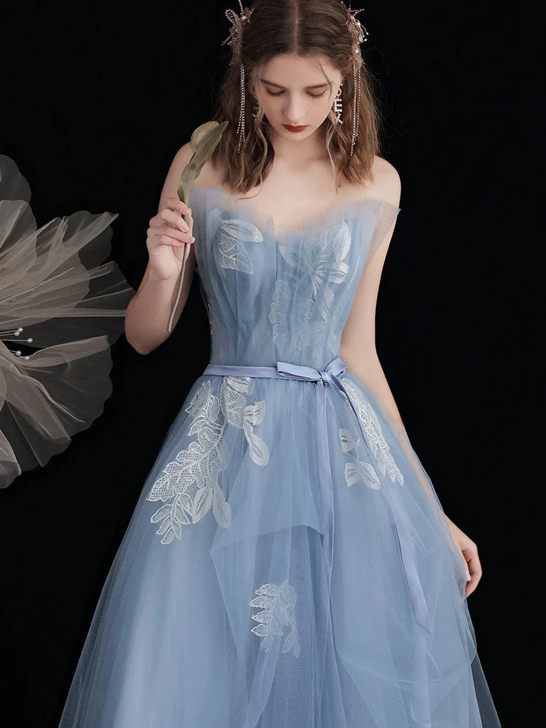 Robe de bal élégante en tulle bleu et dentelle, longueur thé, avec détails délicats
