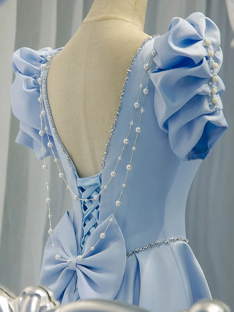 Robe de soirée longue dos nu en satin bleu élégant et glamour