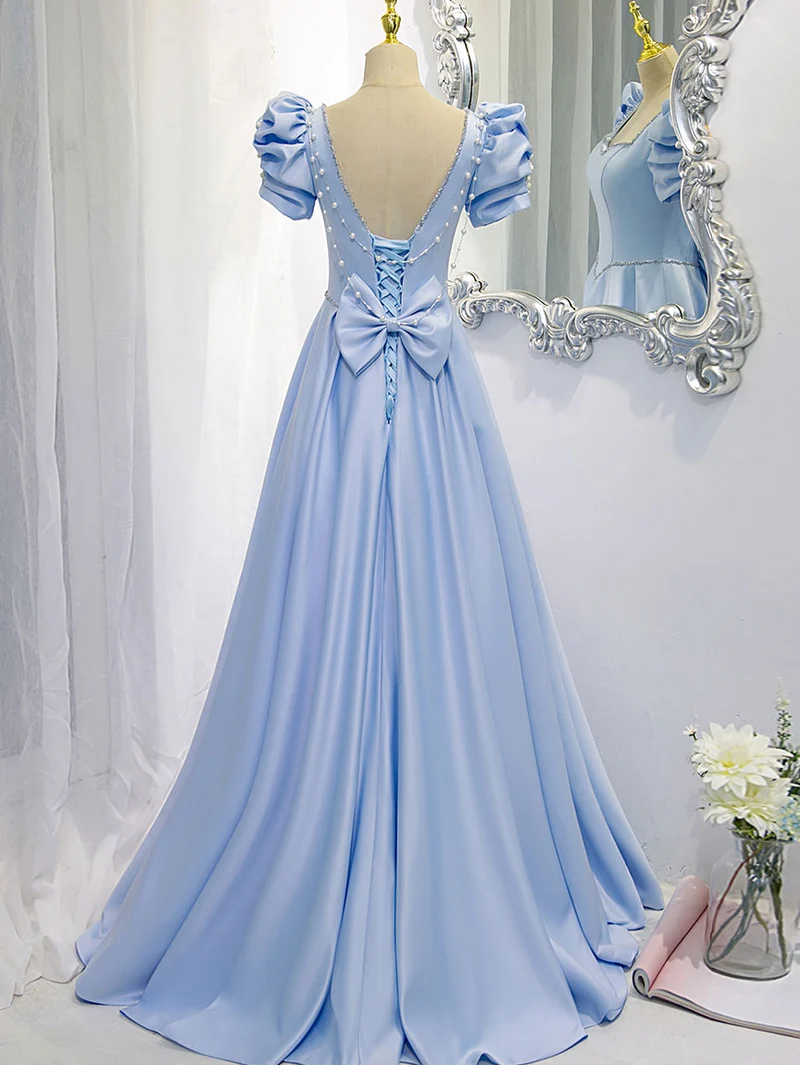 Robe de soirée longue dos nu en satin bleu élégant et glamour