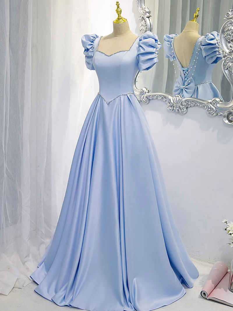Robe de soirée longue dos nu en satin bleu élégant et glamour