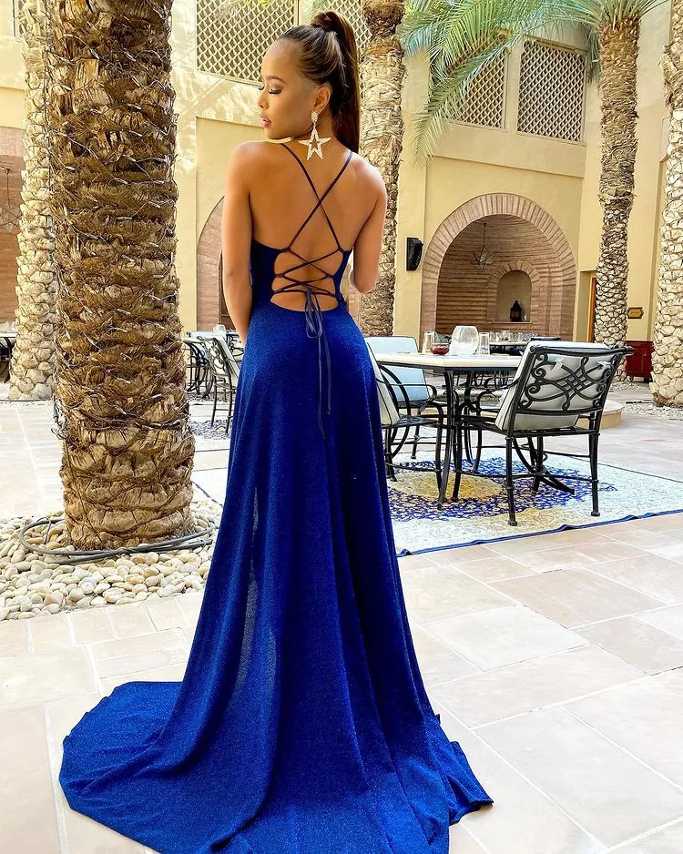 Robe de soirée sirène élégante bleu roi à bretelles spaghetti et fente sur la cuisse