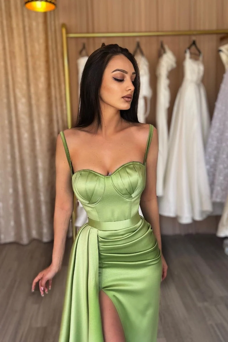 Robe de soirée sirène élégante à bretelles spaghetti et décolleté en cœur avec fente sur la cuisse