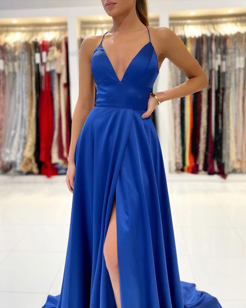 Robe de bal élégante bleu roi à col en V, fente jusqu'aux cuisses et bretelles spaghetti