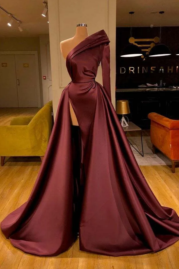 Robe de bal élégante à une épaule et manches longues avec jupe fluide et fente sur la cuisse