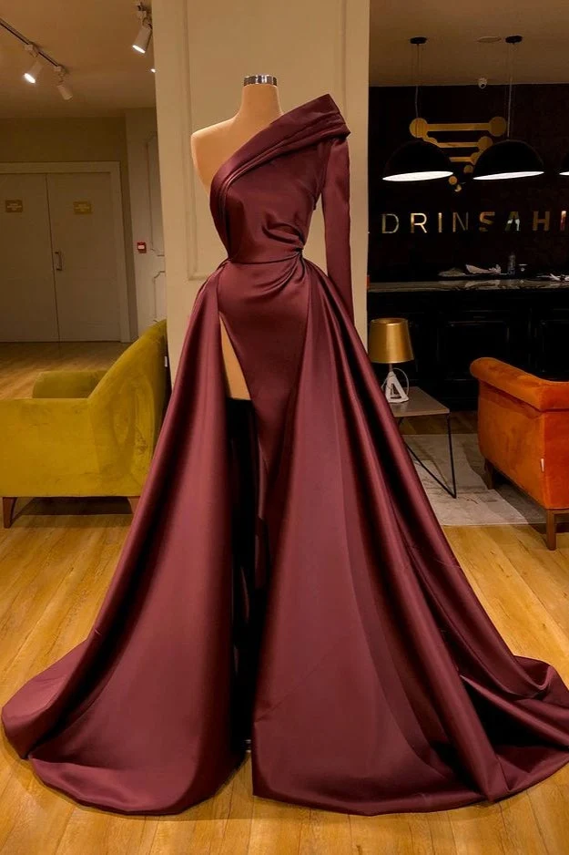 Robe de bal élégante à une épaule et manches longues avec jupe fluide et fente sur la cuisse