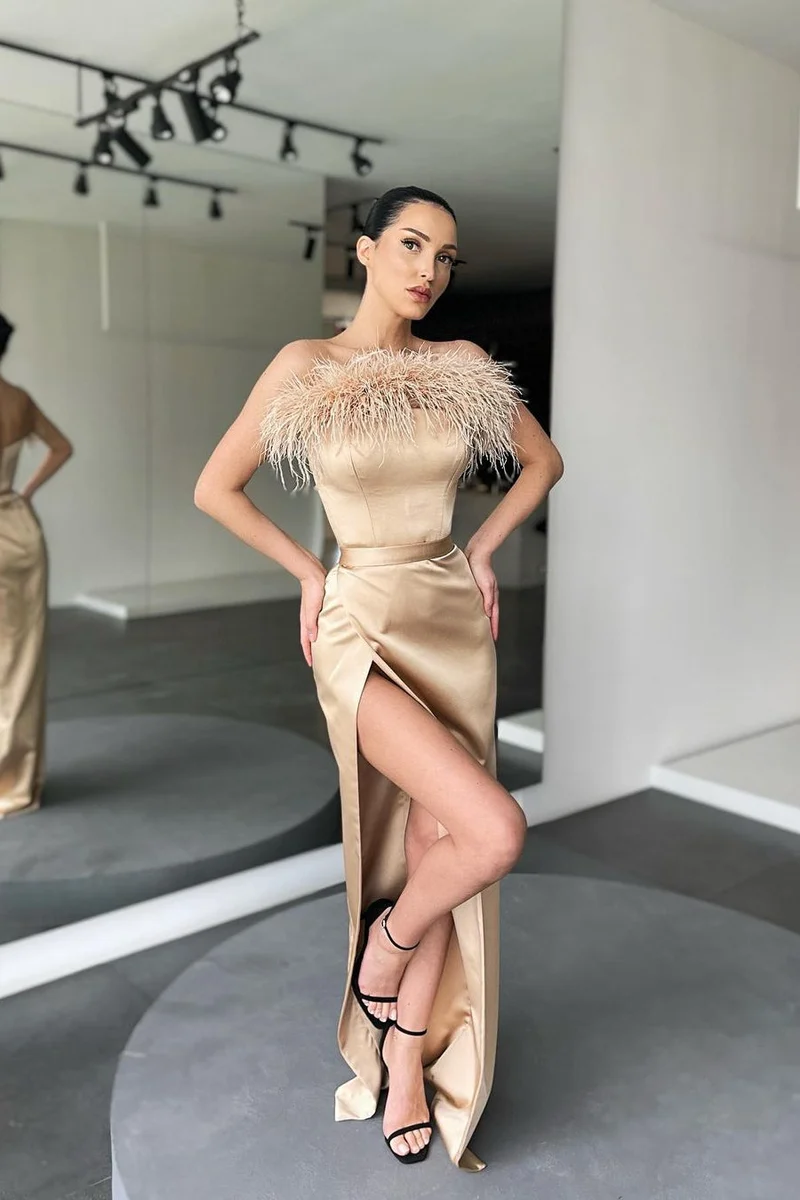 Robe de bal sirène luxueuse sans bretelles avec plumes et fente audacieuse sur la cuisse