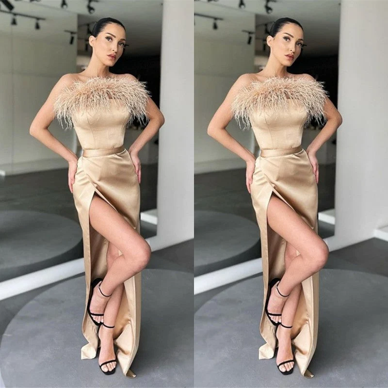 Robe de bal sirène luxueuse sans bretelles avec plumes et fente audacieuse sur la cuisse